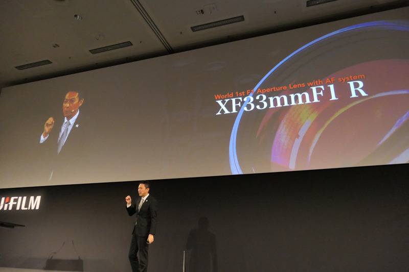 APS-C用の、AF対応F1レンズ「XF33mmF1 R」もアピール。