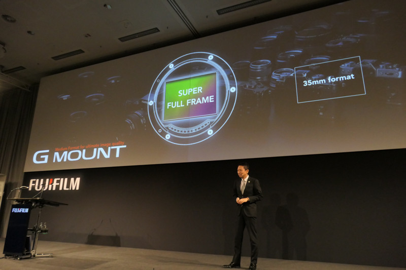 昨今のフルフレーム（=35mm判相当）人気に対し、同社の約44×33mmフォーマットを“SUPER FULLFRAME”と表現していた。