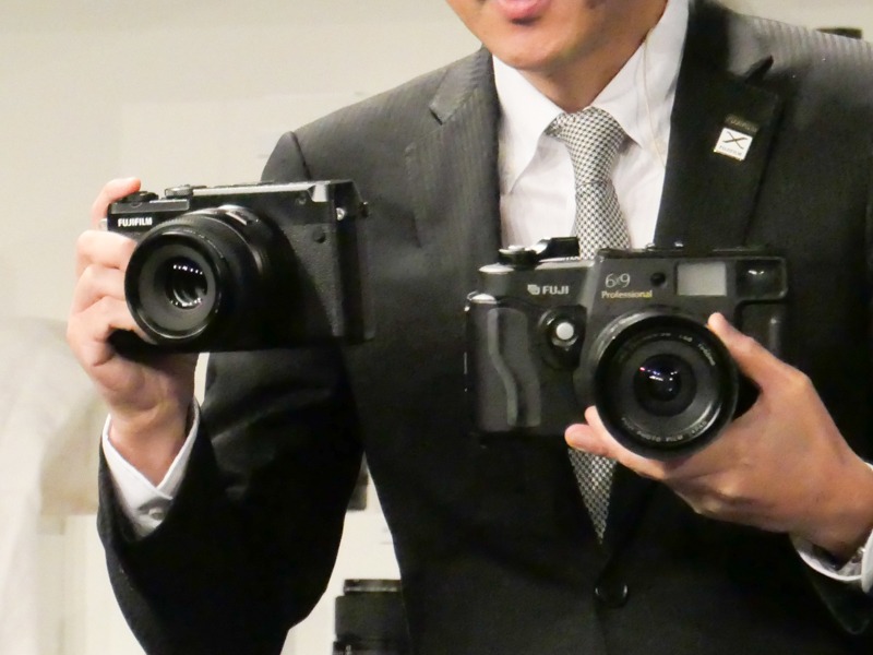 フィルムカメラの旧製品「GSW690」（右）とサイズ比較。