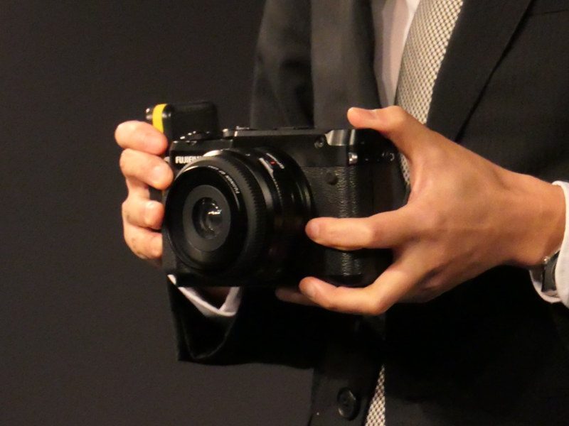 GF50mmF3.5をGFX 50Rに装着したところ。