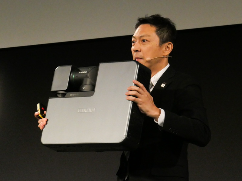 Magical Projectorを手にする飯田氏。