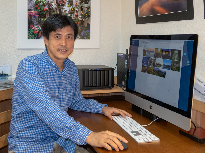 ご存知、写真家の吉村和敏さん。これからNASに挑戦してもらいます！（清里フォトギャラリーにて）