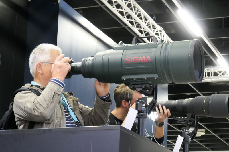 今回のフォトキナ会場にもちゃんと並んでいた「APO 200-500mm F2.8 / 400-1000mm F5.6 EX DG」。来場者がこのレンズを記念撮影していくのは定番。