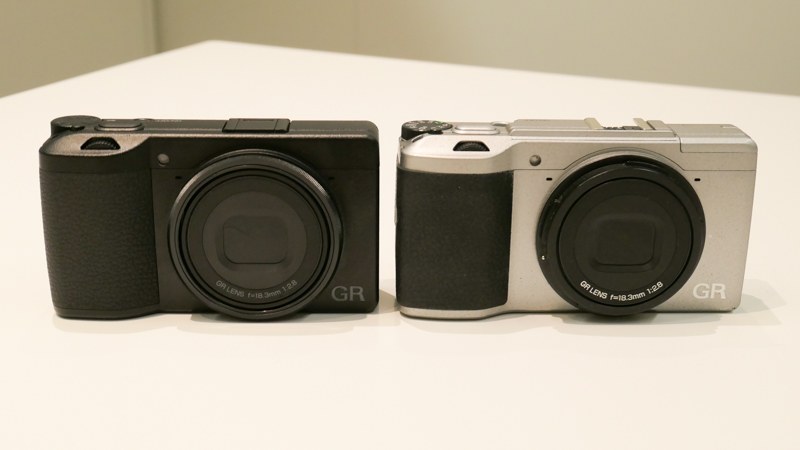 GR III（左）とGR II（右）。本体の横幅は、1/1.7型センサー時代のGR DIGITALを思い出すサイズ感。