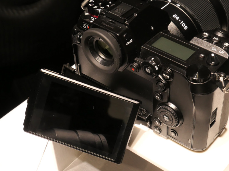 横方向にも開く3軸チルト式を採用。