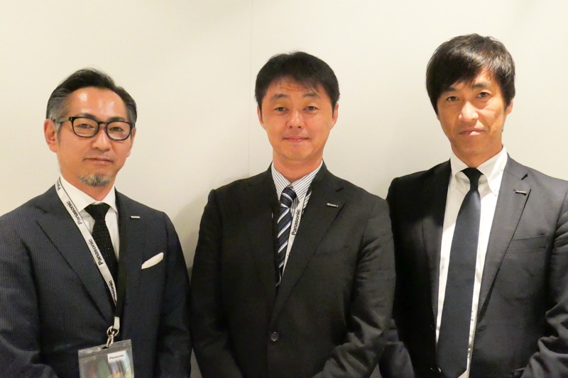 グローバルマーケティング企画課 課長の坂本維賢氏（左）、商品企画部 総括の津村敏行氏（中央）、商品企画部 第一商品企画課 課長の伏塚浩明氏（右）
