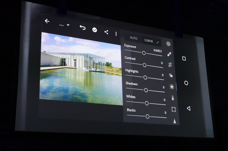 Adobe Lightroom CCを内蔵。編集内容はカメラからCreative Cloud経由で同期できるという。