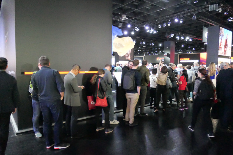 ブースの外まで列が続く。