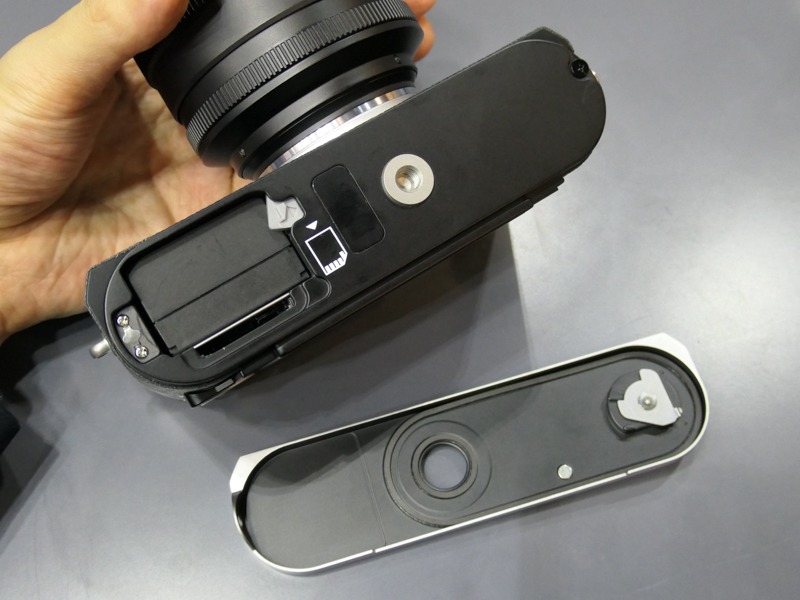 両端が丸いボディをベースに、角張った部分を足していることがわかる。