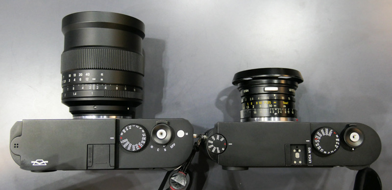 ZENIT M+ZENITAR 1.0/35（左）、ライカM10+ズミクロン35mm F2（右）。ボディ厚の違いはライカM10とライカM（Typ240）の世代差による部分。