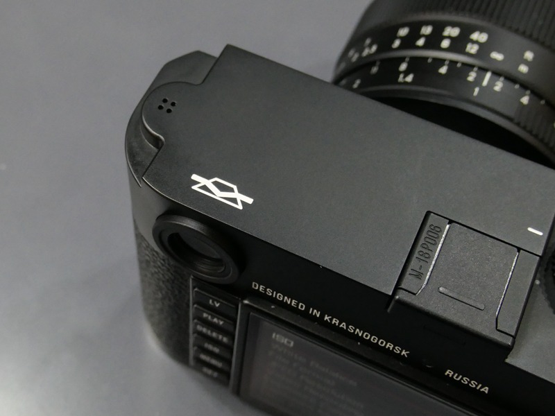 トップカバーにはZENITマークの刻印。