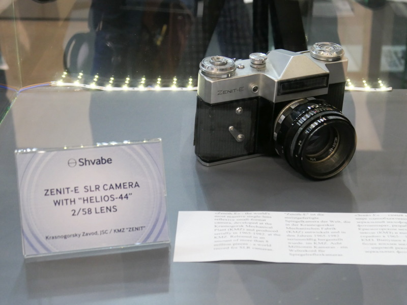 ブースに並んでいた一眼レフカメラ「ZENIT-E」。