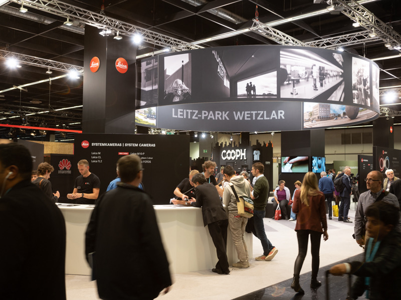 ライカカメラAGのブース。ほぼ関係者向けエリアだった前回出展と異なり、ブース全体を来場者向けの展示コーナーにした。