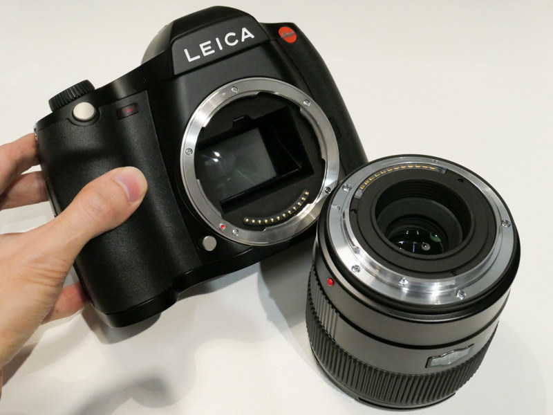 ライカSマウント。45×30mmのライカプロフォーマットを採用。