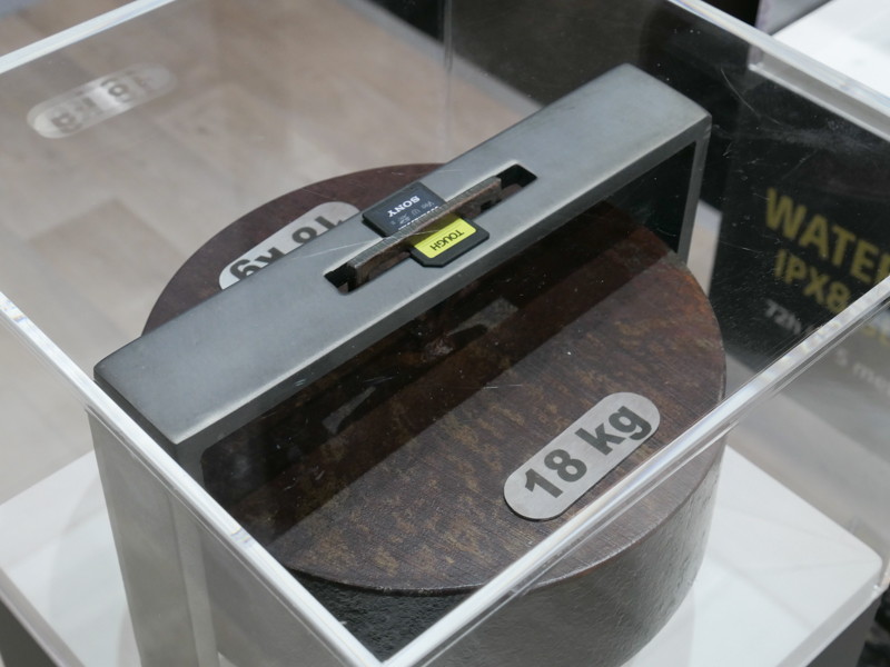 18kgの重りによる曲げに耐えるほか、防水防塵性もアピール。