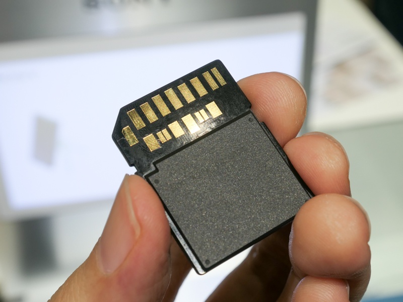 端子以外がワンピースになっている。