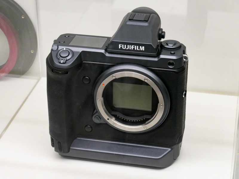 GFX 100 MEGAPIXELS。今回はケース内展示のみ。