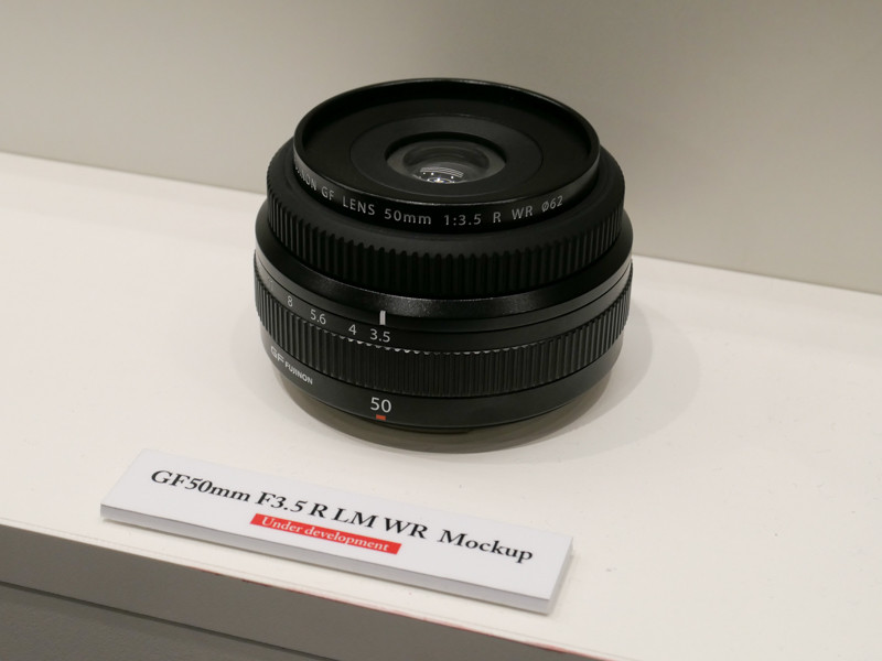 コンパクトな「GF50mmF3.5 R LM WR」はGFX 50Rに最適だという。インナーフォーカス式。