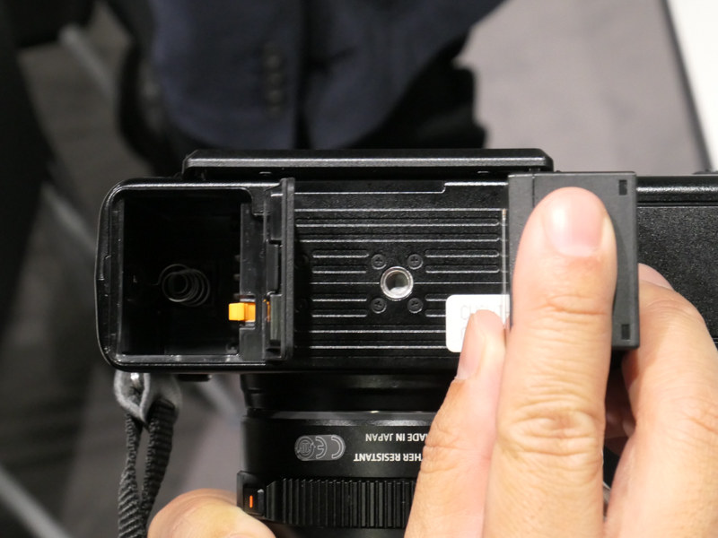 バッテリーはGFX 50Sと同じ。