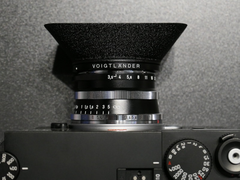 操作部のつくりは35mm F2と共通。