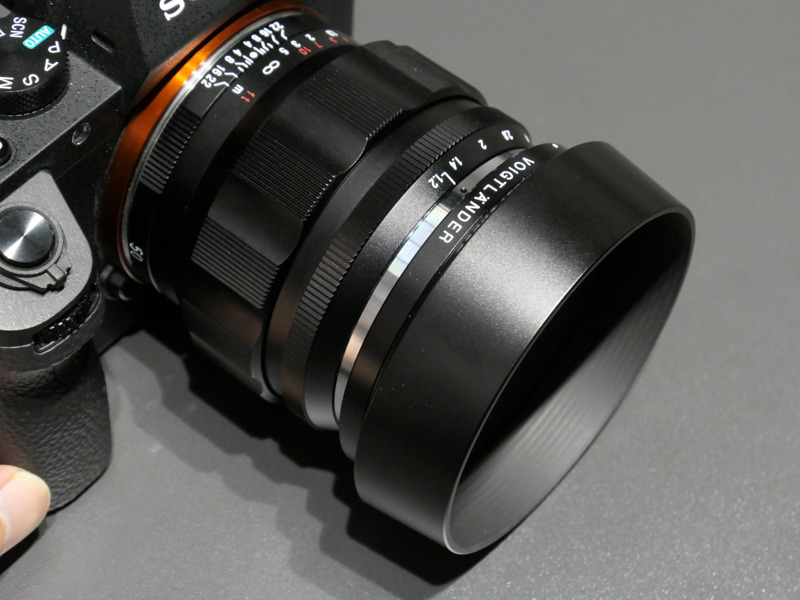 バヨネット式フードが付属。レンジファインダーカメラ用ではないためスリットをなくし、機能的な構造とした。