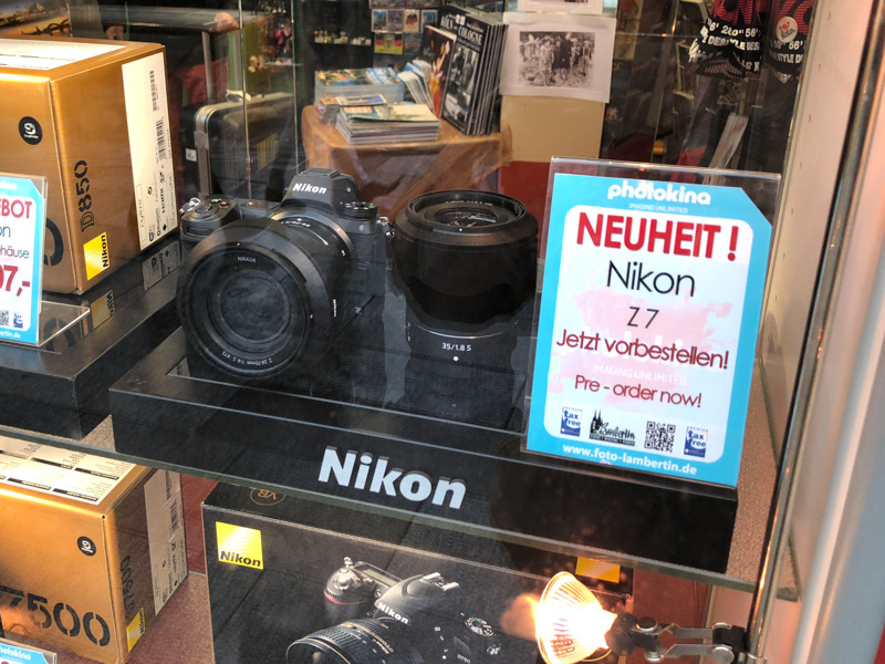 フォトキナ会場に近いケルン中央駅前のカメラ店では、現地時間9月28日時点で「予約受付中」となっていた。
