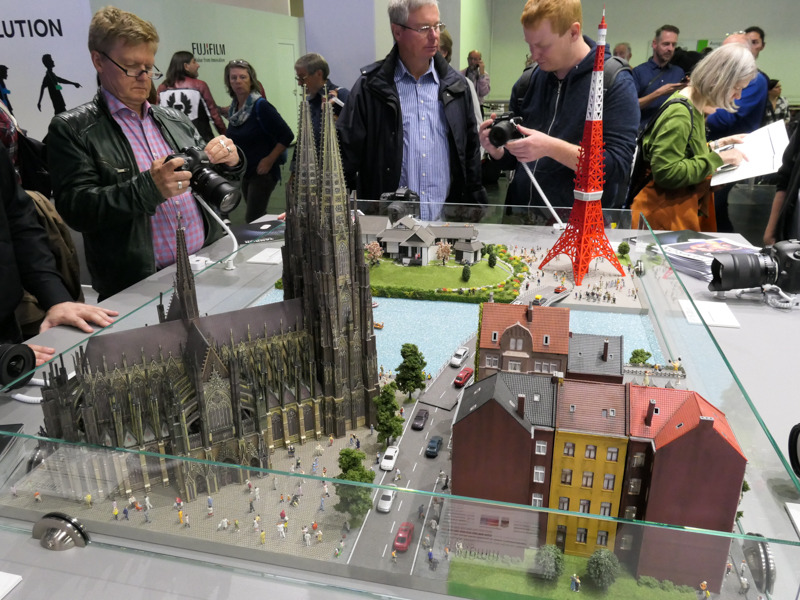 ケルン大聖堂と東京タワーのミニチュアがあった。