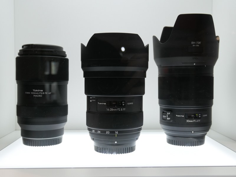 左からFiRIN 100mm F2.8 FE AF、opera 16-28mm F2.8 FF、国内発表済みのopera 50mm F1.4 FF。