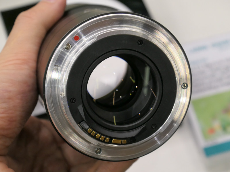 電子接点が備わる。キヤノンEOSカメラで自動絞りが使えた。