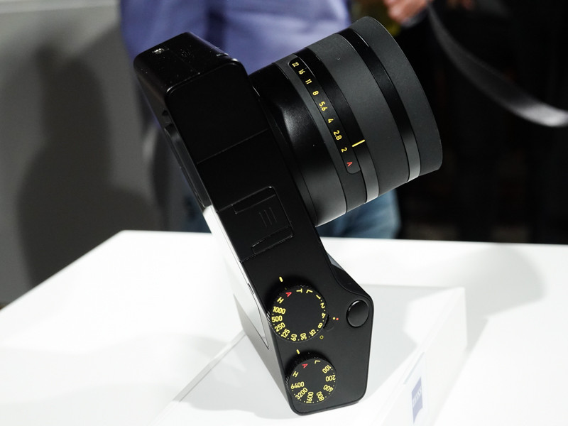 専用ダイヤルにより、絞り、シャッター速度、感度のパラメーターをダイレクトに設定できる。