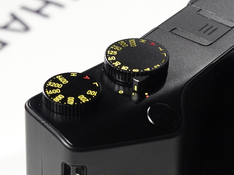 感度ダイヤル、シャッター速度ダイヤル、電源レバー。