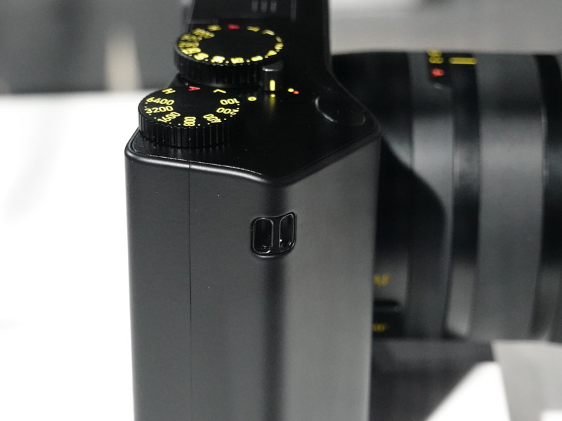 カメラ側面をフラットにするため、コンパクトデジタルカメラ並みの小さなアイレットを採用。