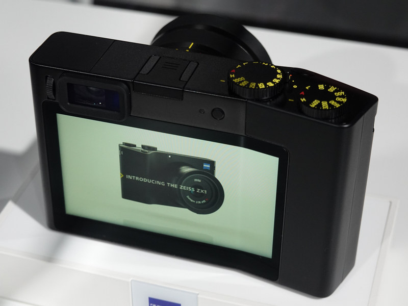 液晶モニターは右端部分が折れ曲がっている。背面にはファンクションキーを除いて物理的なダイヤルやボタンが存在しない。