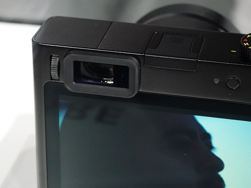 EVF部分。トップカバーに分割線があるのは、ここにWi-Fiのアンテナが収まるため。2つのアンテナで通信効率を最適化しているという。