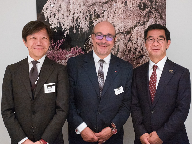 左から、シグマの山木和人氏、ライカカメラAG社主のアンドレアス・カウフマン氏、パナソニックの山根洋介氏（本文中敬称略）。