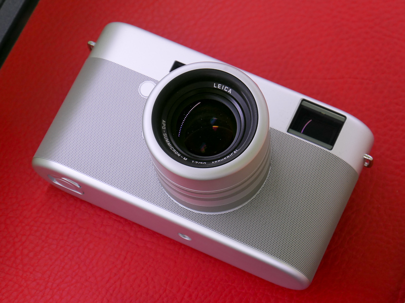 ライカM for (RED)のプロトタイプ。ジョニー・アイブ（アップル）とマーク・ニューソンという、ともに大英帝国勲章を授与された有名デザイナーが手がけたチャリティー用モデル。180万5,000ドルで落札され、その1台だけが世に出た。