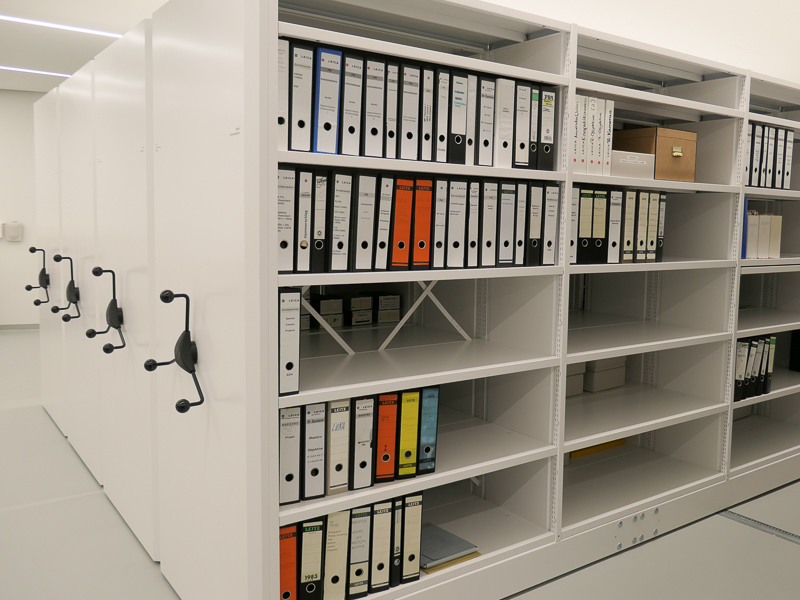 紙資料の部屋は、棚に整然と資料が並ぶ。