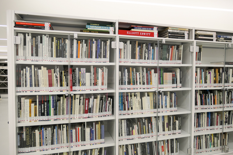 写真集やライカ関連書籍が並ぶ棚。