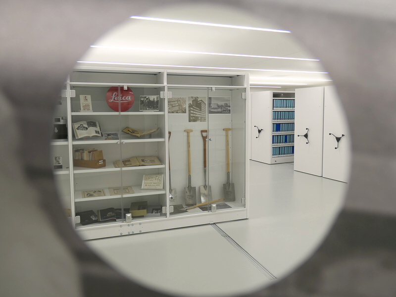 その穴から中を覗くと……。