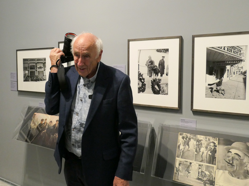 オープニングイベントに出席したトーマス・ヘプカーさん。自身の作品の前で。