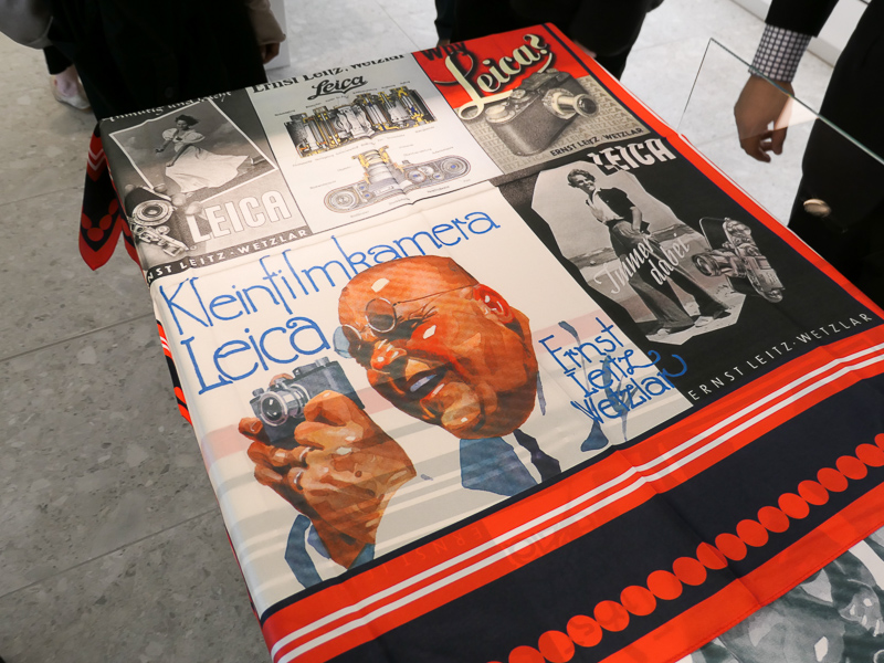 昔の広告デザインを使ったスカーフ。