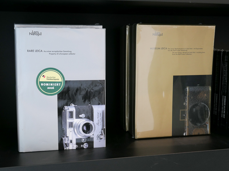ウェッツラー旧市街のライカストアでオーナーを務めるLars Netopilさんの「MUSEUM LEICA」（右）は、ライカミュージアムの収蔵品を集めた写真集。ライカ銀座店でも販売している。左の「RARE LEICA」は市場に出たレアモノがテーマだが、MUSEUM LEICAに載っているのはプロトタイプなど一般の目に触れない品ばかりなので、あらゆるライカ本を読み尽くしてしまった人向け。