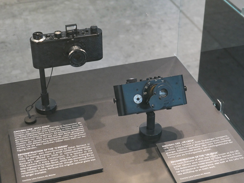 ライカの試作機（いずれもレプリカ）。右は1914年の「Ur-Leica」、左は1923年の工場試作機「Null-Serie」（日本では"ヌル・ライカ"とも）。
