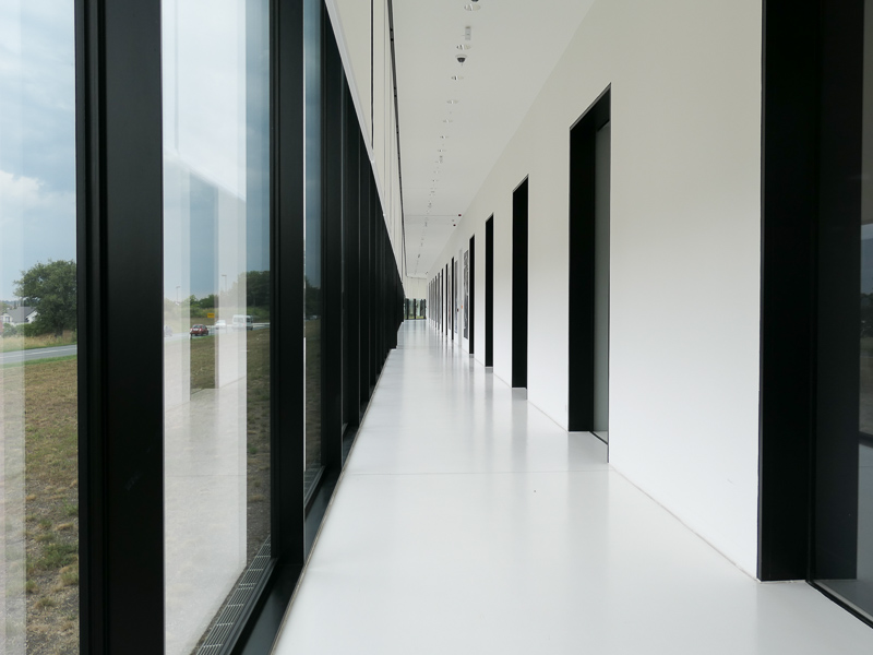 建物の外周、外光が入る長い廊下の先にカスタマーケア部門がある。