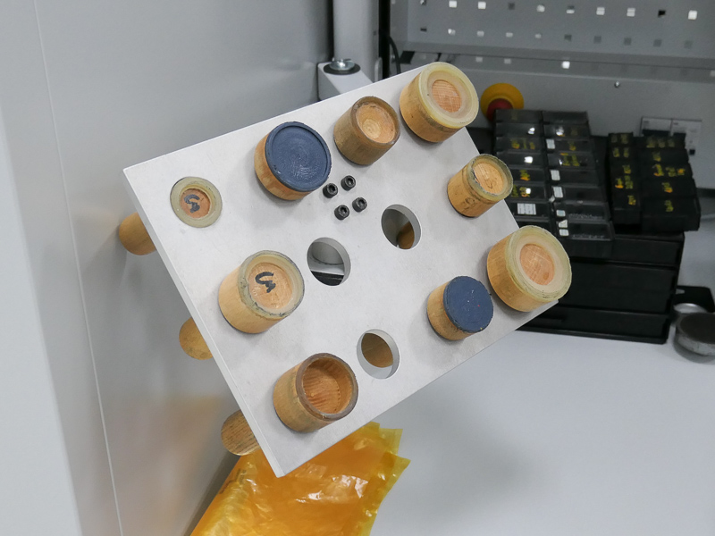 レンズ鏡筒を開ける器具が机にセットされていた。