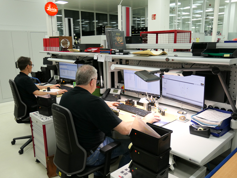 まずは故障の特定を行う。デジタルカメラ各機種のバッテリーが机に並んでいた。