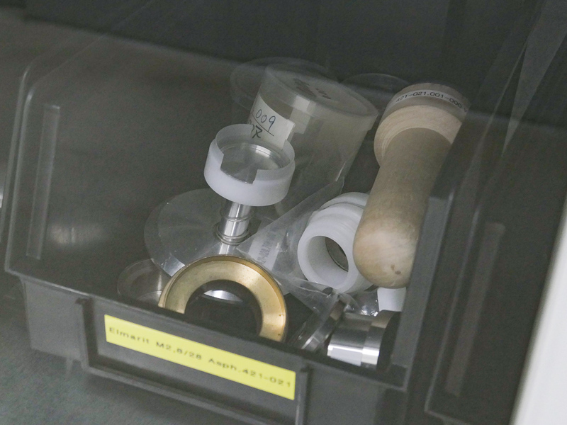 棚には各レンズ用の治具がある。