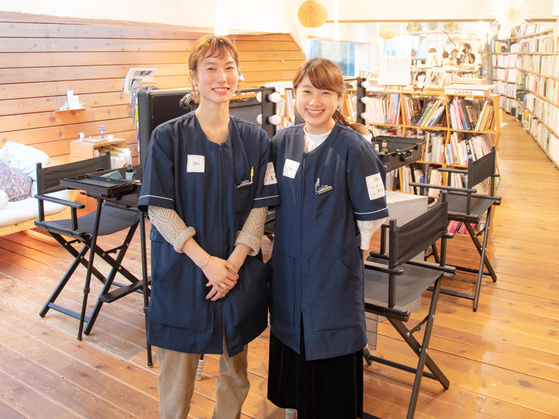 授業の感想をお聞きした青木さん（左）と村越さん（右）。