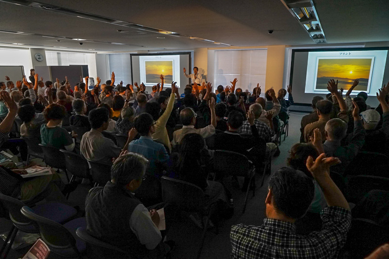 前日10月6日（土）のトークショー会場の様子。「写真家 中井精也＆たんぽぽ 川村エミコ スペシャルトーク」の観覧には、当日10時30分からエプサイトで配布する整理券が必要なので注意してください。