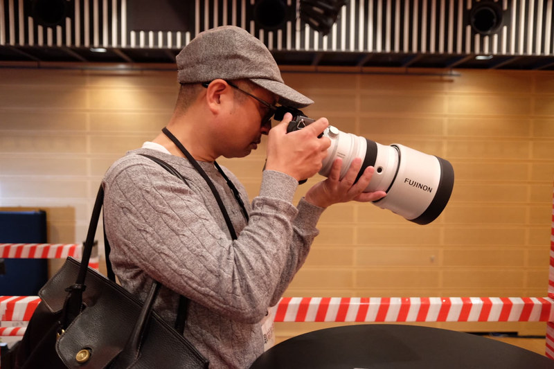 （写真のレンズフードは製品版のものと異なります）